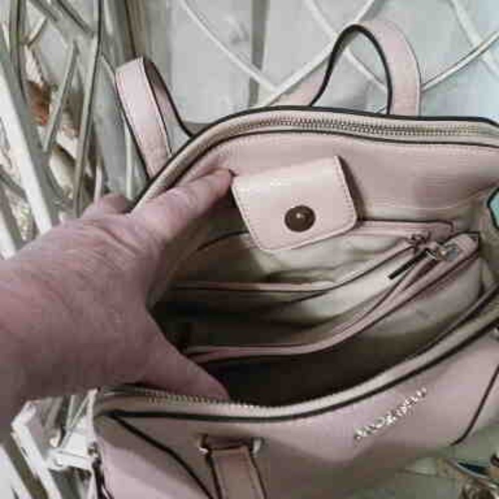 Guess Purse NWOT - Picture 3 of 8